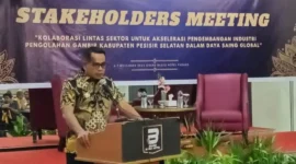 
Wakil Bupati Pessel, Risnaldi Ibrahim saat menyampaikan paparannya dalam pertemuan pemangku kepentingan (Stakeholders Meeting). (Foto: Dok. Prokopim)
