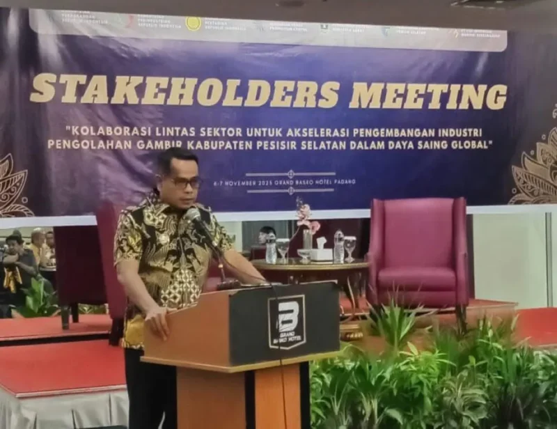 
Wakil Bupati Pessel, Risnaldi Ibrahim saat menyampaikan paparannya dalam pertemuan pemangku kepentingan (Stakeholders Meeting). (Foto: Dok. Prokopim)
