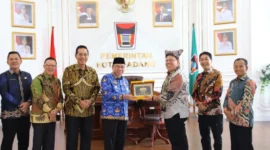 Wakil Wali Kota Padang, Maigus Nasir menyerahkan cenderamata kepada perwakilan rombongan dari Pemkab Lampung Timur. (Foto: Prokopim Padang)