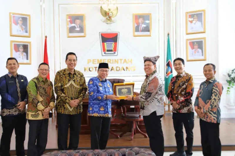 Wakil Wali Kota Padang, Maigus Nasir menyerahkan cenderamata kepada perwakilan rombongan dari Pemkab Lampung Timur. (Foto: Prokopim Padang)