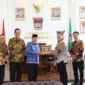 Wakil Wali Kota Padang, Maigus Nasir menyerahkan cenderamata kepada perwakilan rombongan dari Pemkab Lampung Timur. (Foto: Prokopim Padang)