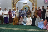 Wakil Wali Kota Padang, Maigus Nasir saat Subuh Mubarakah di Masjid Ikhwatun, Kelurahan Parupuk Tabing, Kecamatan Koto Tangah, Sabtu (15/11/2025). (Foto: Prokopim Padang)