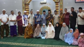 Wakil Wali Kota Padang, Maigus Nasir saat Subuh Mubarakah di Masjid Ikhwatun, Kelurahan Parupuk Tabing, Kecamatan Koto Tangah, Sabtu (15/11/2025). (Foto: Prokopim Padang)