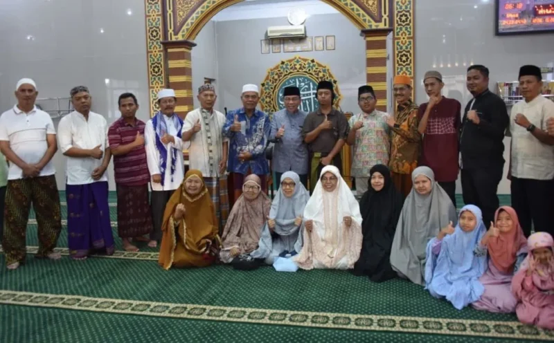 Wakil Wali Kota Padang, Maigus Nasir saat Subuh Mubarakah di Masjid Ikhwatun, Kelurahan Parupuk Tabing, Kecamatan Koto Tangah, Sabtu (15/11/2025). (Foto: Prokopim Padang)