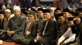 Pemprov Sumbar menggelar Tabligh Akbar Subuh Mubarokah bersama para tamu Konferensi Wakaf Internasional di Masjid Raya Syekh Ahmad Khatib Al-Minangkabawi, Minggu (16/11/2025). (Foto: ADPSB)