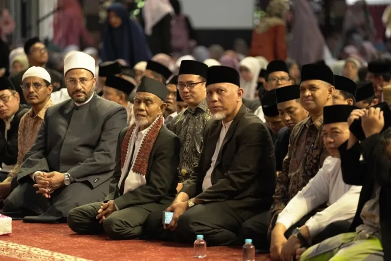 Pemprov Sumbar menggelar Tabligh Akbar Subuh Mubarokah bersama para tamu Konferensi Wakaf Internasional di Masjid Raya Syekh Ahmad Khatib Al-Minangkabawi, Minggu (16/11/2025). (Foto: ADPSB)
