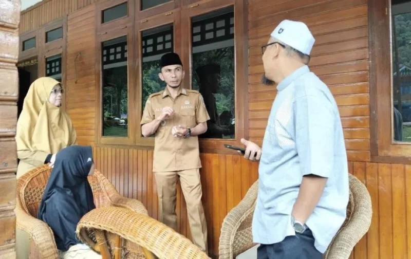 Wakil Wali Kota, Allex Saputra meninjau kegiatan TC di Mifan Waterpark, Senin (18/11/2025). (Foto: Kominfo Padang Panjang)