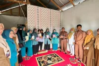TP-PKK Kota Solok kembali menyalurkan bantuan Genting tahap VI kepada keluarga berisiko stunting di tiga kelurahan, Selasa (4/11). (Foto: IP Solok)