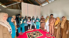 TP-PKK Kota Solok kembali menyalurkan bantuan Genting tahap VI kepada keluarga berisiko stunting di tiga kelurahan, Selasa (4/11). (Foto: IP Solok)