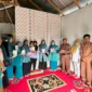 TP-PKK Kota Solok kembali menyalurkan bantuan Genting tahap VI kepada keluarga berisiko stunting di tiga kelurahan, Selasa (4/11). (Foto: IP Solok)