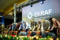 Menteri Ekonomi Kreatif (Ekraf) RI, Teuku Riefky Harsya, meresmikan Tanah Datar Ekraf Fest sekaligus meresmikan Tanah Datar Creative Hub di Lapangan Cindua Mato, Batusangkar, Minggu malam (23/11/2025). (Foto: Prokopim Tanah Datar)