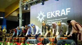 Menteri Ekonomi Kreatif (Ekraf) RI, Teuku Riefky Harsya, meresmikan Tanah Datar Ekraf Fest sekaligus meresmikan Tanah Datar Creative Hub di Lapangan Cindua Mato, Batusangkar, Minggu malam (23/11/2025). (Foto: Prokopim Tanah Datar)