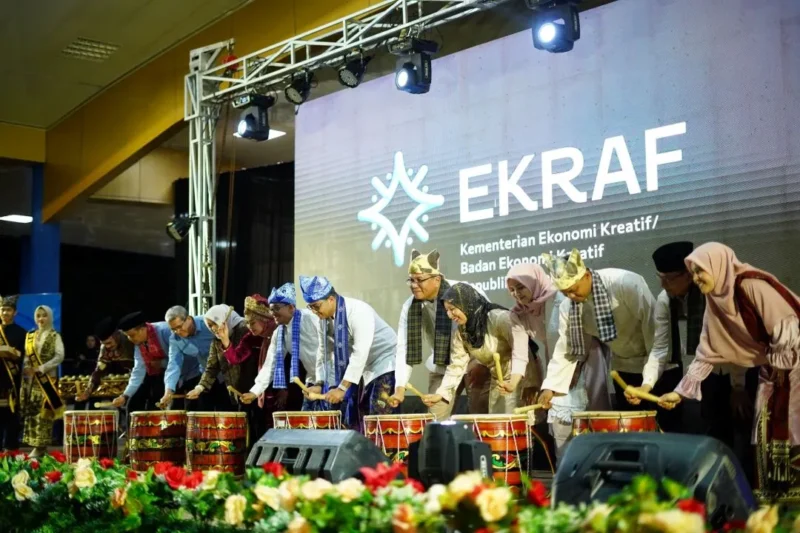 Menteri Ekonomi Kreatif (Ekraf) RI, Teuku Riefky Harsya, meresmikan Tanah Datar Ekraf Fest sekaligus meresmikan Tanah Datar Creative Hub di Lapangan Cindua Mato, Batusangkar, Minggu malam (23/11/2025). (Foto: Prokopim Tanah Datar)