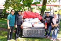 Camat IV Jurai, Ferro Yuandha Putri bersama Sekcam Porzil dan jajaran saat mengantarkan bantuan sembako. (Foto: Dok. Prokopim)