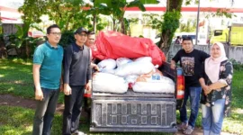 Camat IV Jurai, Ferro Yuandha Putri bersama Sekcam Porzil dan jajaran saat mengantarkan bantuan sembako. (Foto: Dok. Prokopim)