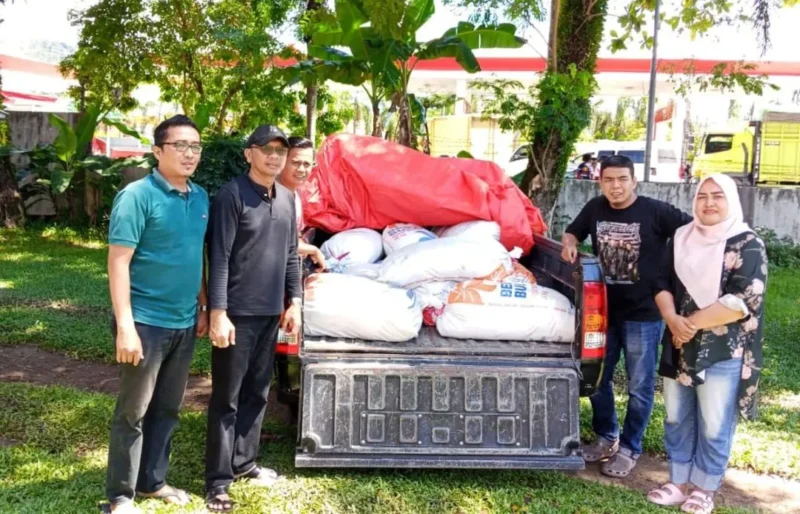 Camat IV Jurai, Ferro Yuandha Putri bersama Sekcam Porzil dan jajaran saat mengantarkan bantuan sembako. (Foto: Dok. Prokopim)