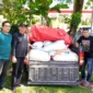 Camat IV Jurai, Ferro Yuandha Putri bersama Sekcam Porzil dan jajaran saat mengantarkan bantuan sembako. (Foto: Dok. Prokopim)