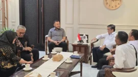 Wali Kota Padang Fadly Amran melakukan audiensi dengan Menteri Ketenagakerjaan RI Yassierli di Kantor Kementerian Ketenagakerjaan RI, Jakarta, Selasa (4/11/2025). (Foto: Prokopim Padang)