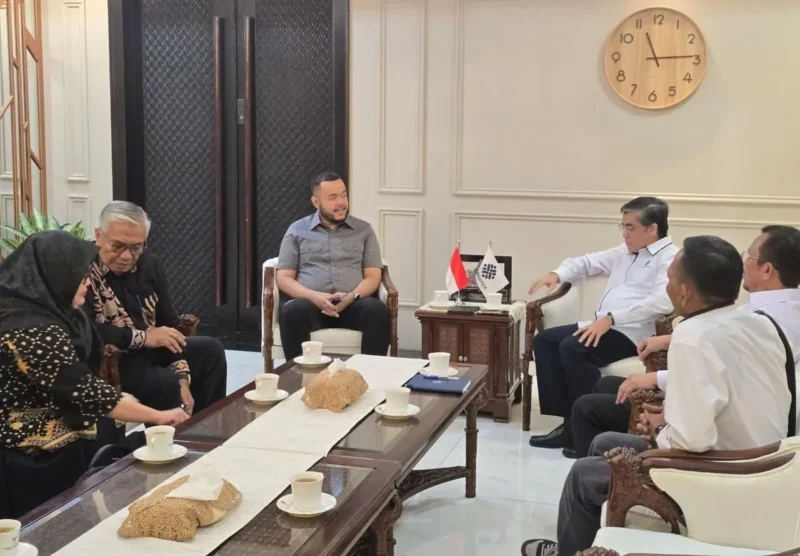 Wali Kota Padang Fadly Amran melakukan audiensi dengan Menteri Ketenagakerjaan RI Yassierli di Kantor Kementerian Ketenagakerjaan RI, Jakarta, Selasa (4/11/2025). (Foto: Prokopim Padang)