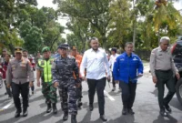 Wali Kota Padang Fadly Amran bersama unsur Forkopimda dan lainnya saat mengevakuasi diri ke tempat evakuasi sementara di Hotel Santika, Rabu (5/11/2025). (Foto: Prokopim Padang) 