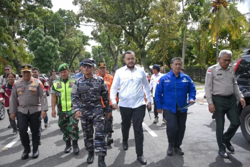 Wali Kota Padang Fadly Amran bersama unsur Forkopimda dan lainnya saat mengevakuasi diri ke tempat evakuasi sementara di Hotel Santika, Rabu (5/11/2025). (Foto: Prokopim Padang) 