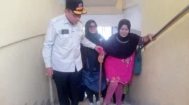 Wakil Wali Kota Padang Maigus Nasir menuntun warga naik ke shelter SMPN 25 Padang. (Foto: Diskominfo Padang)