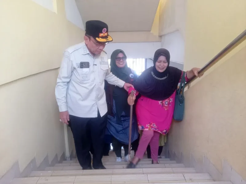 Wakil Wali Kota Padang Maigus Nasir menuntun warga naik ke shelter SMPN 25 Padang. (Foto: Diskominfo Padang)