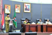 Wakil Wali Kota Padang Maigus Nasir menyampaikan sambutan dalam Rakor dengan KPK RI di Ruang Sidang Utama DPRD Kota Padang, Senin (3/11/2025). (Foto: Prokopim Padang)