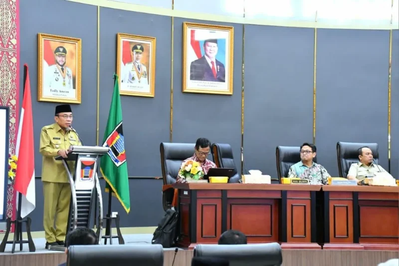 Wakil Wali Kota Padang Maigus Nasir menyampaikan sambutan dalam Rakor dengan KPK RI di Ruang Sidang Utama DPRD Kota Padang, Senin (3/11/2025). (Foto: Prokopim Padang)