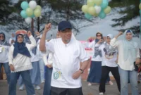 Wakil Wali Kota Padang Maigus Nasir mengikuti senam massal saat Peringatan HKN ke-61 Tingkat Kota Padang di Pantai Purus, Minggu pagi (16/11/2025). (Foto: Prokopim Padang)