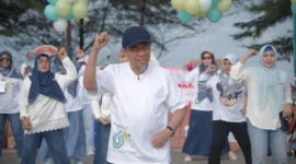 Wakil Wali Kota Padang Maigus Nasir mengikuti senam massal saat Peringatan HKN ke-61 Tingkat Kota Padang di Pantai Purus, Minggu pagi (16/11/2025). (Foto: Prokopim Padang)