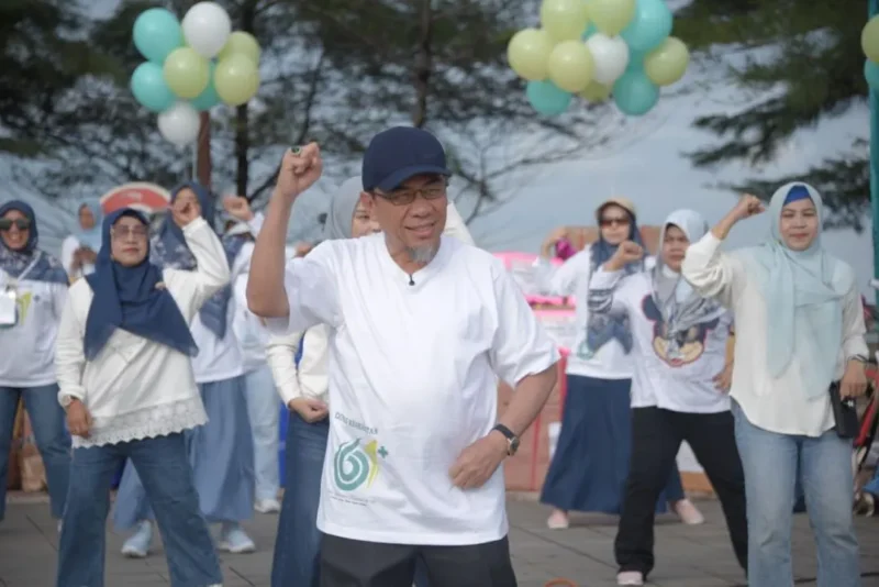 Wakil Wali Kota Padang Maigus Nasir mengikuti senam massal saat Peringatan HKN ke-61 Tingkat Kota Padang di Pantai Purus, Minggu pagi (16/11/2025). (Foto: Prokopim Padang)