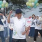 Wakil Wali Kota Padang Maigus Nasir mengikuti senam massal saat Peringatan HKN ke-61 Tingkat Kota Padang di Pantai Purus, Minggu pagi (16/11/2025). (Foto: Prokopim Padang)