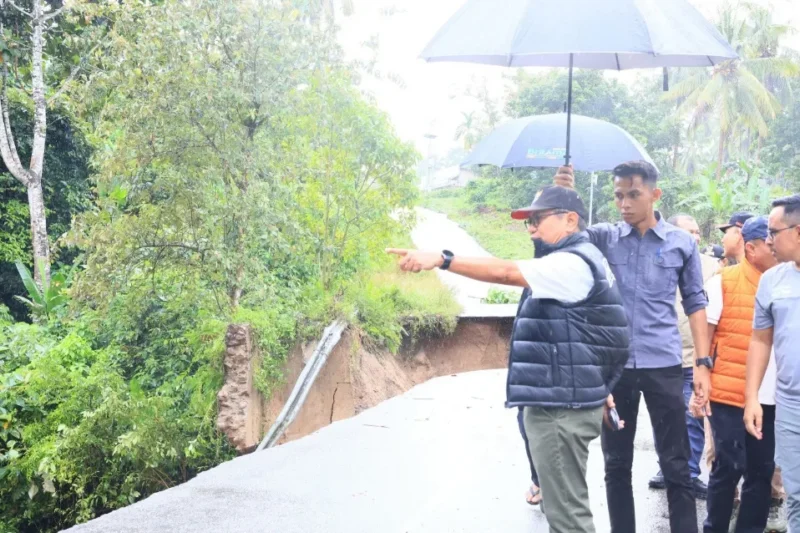 Bupati Padang Pariaman, John Kenedy Azis meninjau lokasi jalan terban di ruas Padang Baru–Kalawi, Nagari Parikmalintang, Minggu (23/11/2025). (Foto: Kominfo Padang Pariaman)