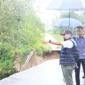 Bupati Padang Pariaman, John Kenedy Azis meninjau lokasi jalan terban di ruas Padang Baru–Kalawi, Nagari Parikmalintang, Minggu (23/11/2025). (Foto: Kominfo Padang Pariaman)