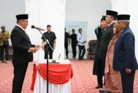 Wali Kota Bukittinggi Ramlan Nurmatias melantik empat pejabat eselon II, Rabu (12/11/2025) malam di Balairung Rumah Dinas Wali Kota. (Foto: Pemko Bukittinggi)