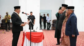 Wali Kota Bukittinggi Ramlan Nurmatias melantik empat pejabat eselon II, Rabu (12/11/2025) malam di Balairung Rumah Dinas Wali Kota. (Foto: Pemko Bukittinggi)