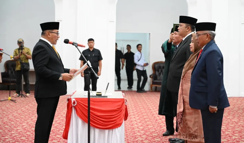 Wali Kota Bukittinggi Ramlan Nurmatias melantik empat pejabat eselon II, Rabu (12/11/2025) malam di Balairung Rumah Dinas Wali Kota. (Foto: Pemko Bukittinggi)