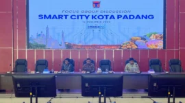 Diskominfo Padang menggelar FGD penyusunan Masterplan Smart City Kota Padang 2025-2035 di Gedung Bagindo Aziz Chan, Balai Kota Padang, Jumat (12/12/2025). (Foto: Diskominfo Padang)