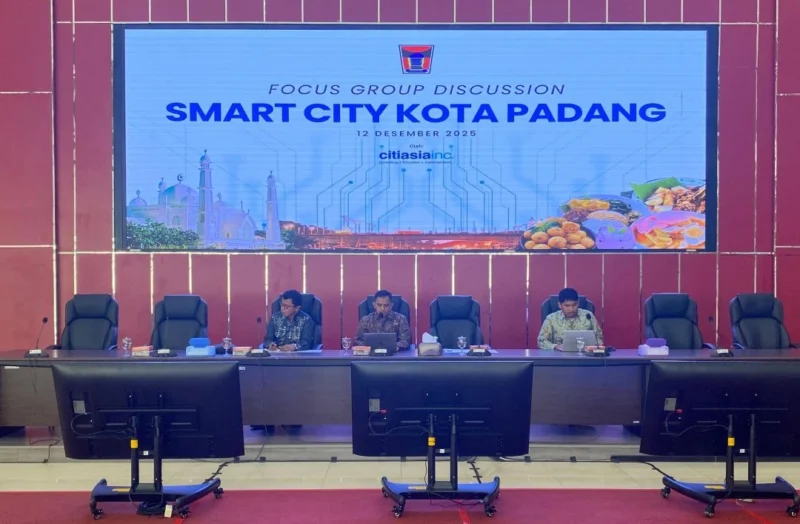 Diskominfo Padang menggelar FGD penyusunan Masterplan Smart City Kota Padang 2025-2035 di Gedung Bagindo Aziz Chan, Balai Kota Padang, Jumat (12/12/2025). (Foto: Diskominfo Padang)
