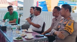 Bupati Padang Pariaman John Kenedy Azis memimpin rapat koordinasi dan evaluasi penanganan bencana di Rumah Dinas Pendopo Bupati, Sabtu (20/12/2025). (Foto: Kominfo Padang Pariaman)