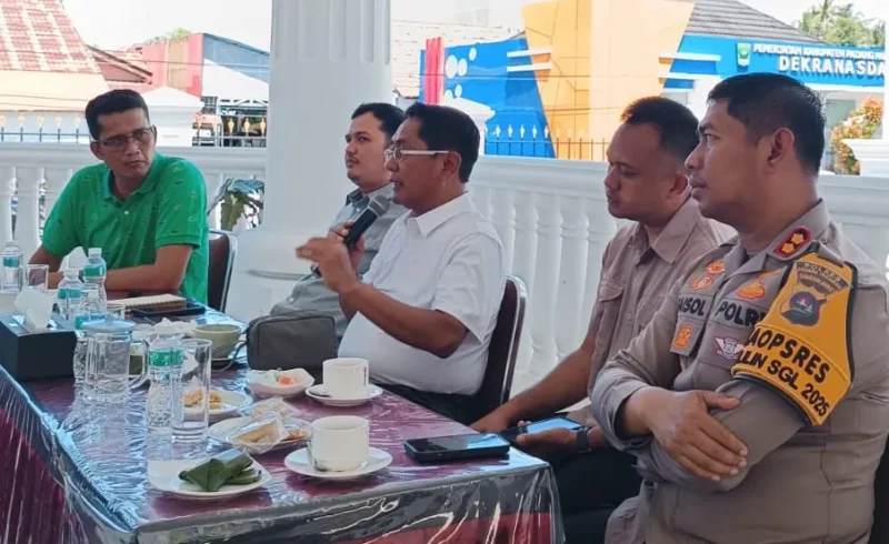 Bupati Padang Pariaman John Kenedy Azis memimpin rapat koordinasi dan evaluasi penanganan bencana di Rumah Dinas Pendopo Bupati, Sabtu (20/12/2025). (Foto: Kominfo Padang Pariaman)