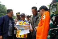 Menko Bidang Infrastruktur dan Pembangunan Kewilayahan RI, Agus Harimurti Yudhoyono (AHY), meninjau proses perbaikan jalan dan normalisasi sungai di kawasan Mega Mendung Silaing, menjelang Air Terjun Lembah Anai, Kecamatan X Koto, Selasa (2/12/2025). (Foto: Prokopim Tanah Datar)