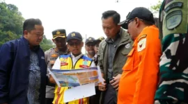 Menko Bidang Infrastruktur dan Pembangunan Kewilayahan RI, Agus Harimurti Yudhoyono (AHY), meninjau proses perbaikan jalan dan normalisasi sungai di kawasan Mega Mendung Silaing, menjelang Air Terjun Lembah Anai, Kecamatan X Koto, Selasa (2/12/2025). (Foto: Prokopim Tanah Datar)