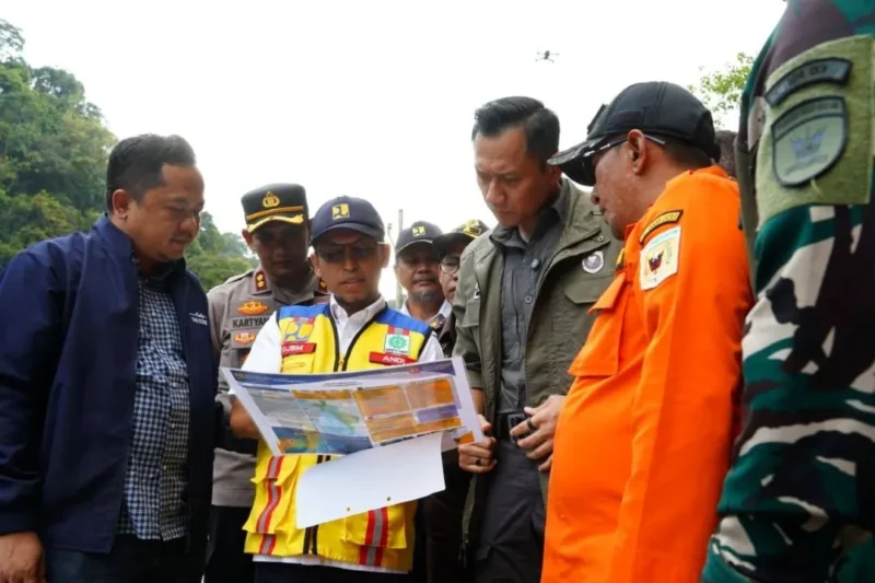 Menko Bidang Infrastruktur dan Pembangunan Kewilayahan RI, Agus Harimurti Yudhoyono (AHY), meninjau proses perbaikan jalan dan normalisasi sungai di kawasan Mega Mendung Silaing, menjelang Air Terjun Lembah Anai, Kecamatan X Koto, Selasa (2/12/2025). (Foto: Prokopim Tanah Datar)