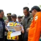 Menko Bidang Infrastruktur dan Pembangunan Kewilayahan RI, Agus Harimurti Yudhoyono (AHY), meninjau proses perbaikan jalan dan normalisasi sungai di kawasan Mega Mendung Silaing, menjelang Air Terjun Lembah Anai, Kecamatan X Koto, Selasa (2/12/2025). (Foto: Prokopim Tanah Datar)