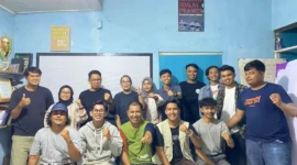 Pengukuhan anggota baru AJI Padang di Sekretariat AJI Padang, Kota Padang, Minggu (28/12/2025) malam. (Foto: Dok. AJI Padang)
