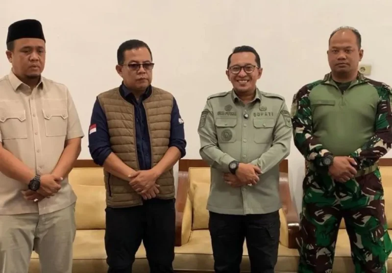 Bupati Tanah Datar, Eka Putra, Ketua DPRD Anton Yondra, Dandim dan Ketua Fraksi Demokrat DPRD Tanah Datar Wel Ahmad di Gedung Indojolito Batusangkar, Kamis (4/12/2025). (Foto: Prokopim Tanah Datar)