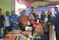 Bupati Pasbar Yulianto mendampingi Anggota DPR RI Mulyadi menyalurkan bantuan bagi korban banjir dan longsor, Kamis (25/12/2025). (Foto: Kominfo Pasbar)