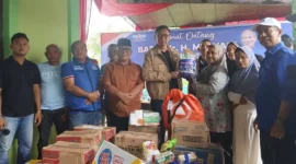 Bupati Pasbar Yulianto mendampingi Anggota DPR RI Mulyadi menyalurkan bantuan bagi korban banjir dan longsor, Kamis (25/12/2025). (Foto: Kominfo Pasbar)